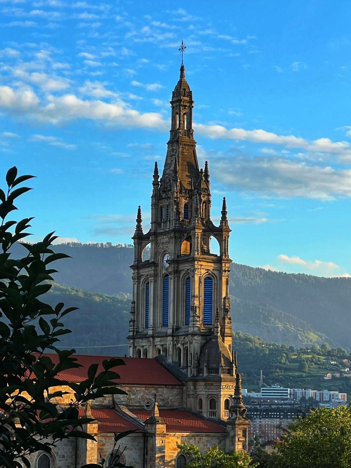 Torre de la Basílica de Begoña al atardecer