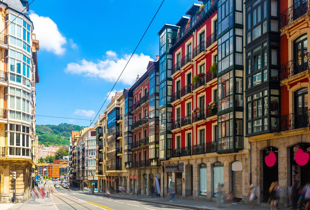 Calle de Bilbao con fachadas de colores